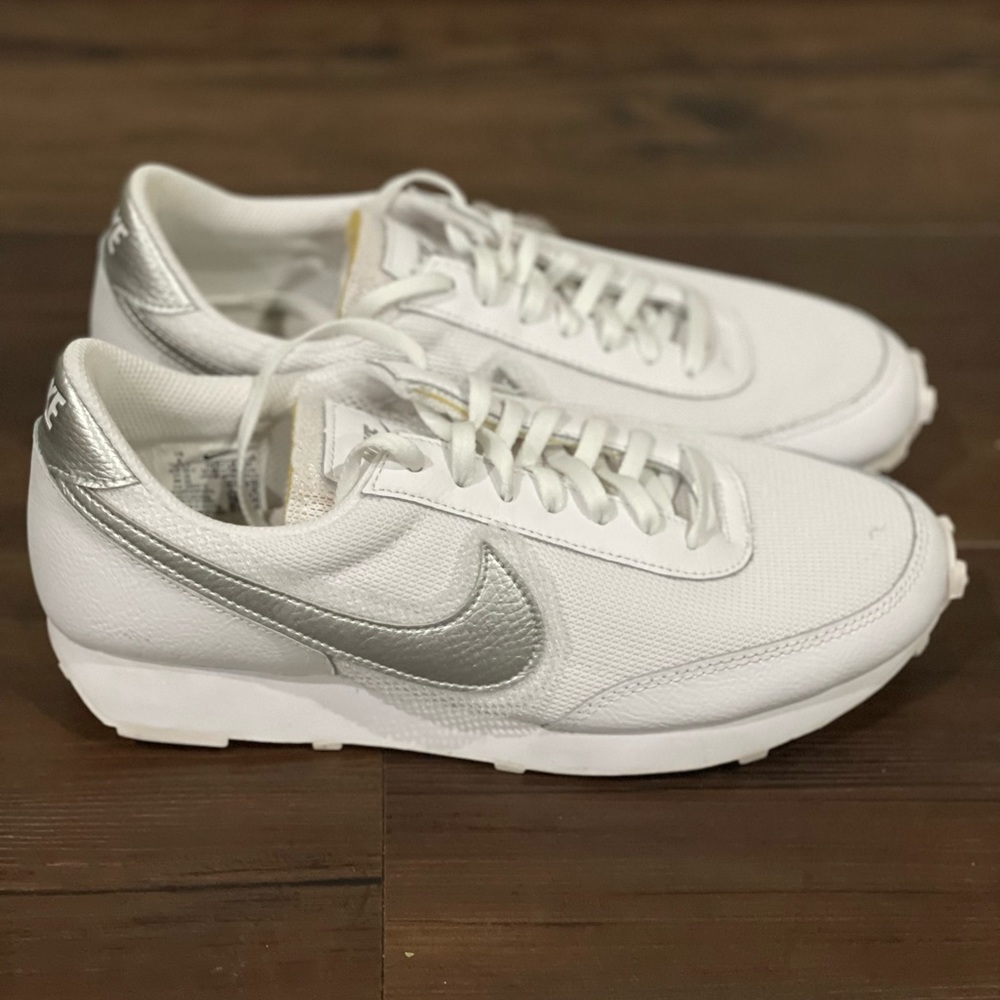 Nike Women’s Daybreak (Size 9)
